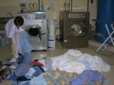 Lourdes trabajando en la lavandera                                                                 